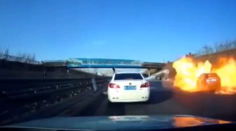 Κόλαση φωτιάς από διαρροή υγροποιημένου αερίου σε δρόμο της Κίνας – Βίντεο-τρόμος